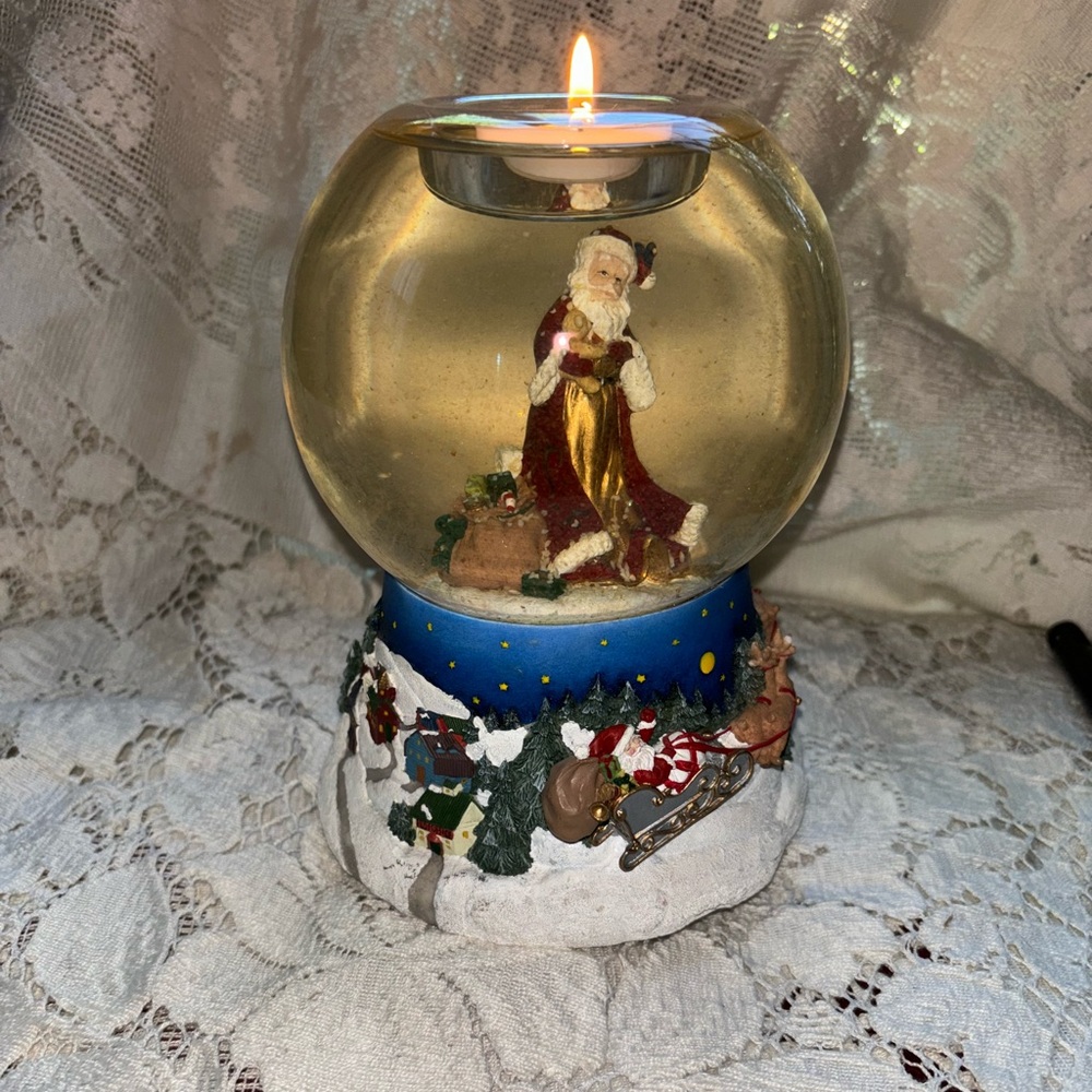 PartyLite Musical Santa snow globe